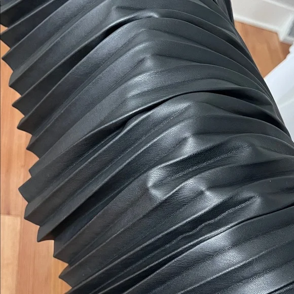 DKNY Pleated Black Faux Leather Skirt - Picture 11 of 11